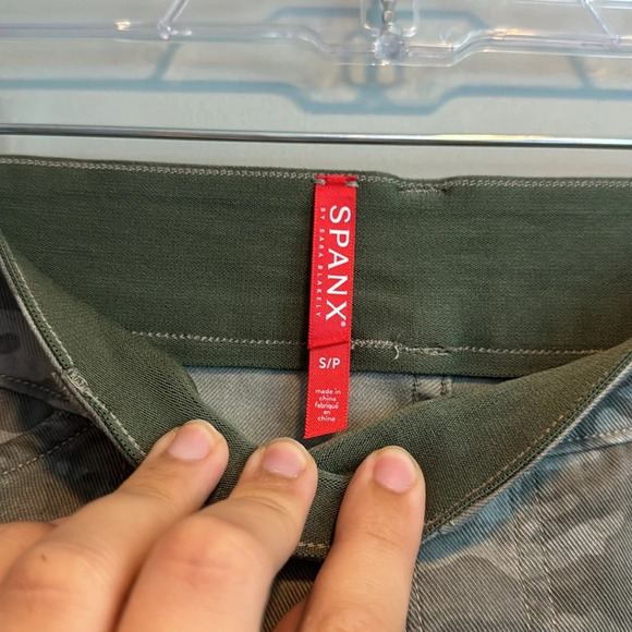 Spanx Stretch Twill Shorts Stone Washed Camo Size Small - Picture 7 of 11